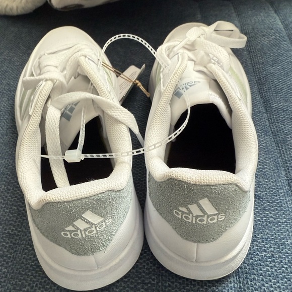 Adidas Classic White Sneakers with Green Stripes - Picture 4 of 9